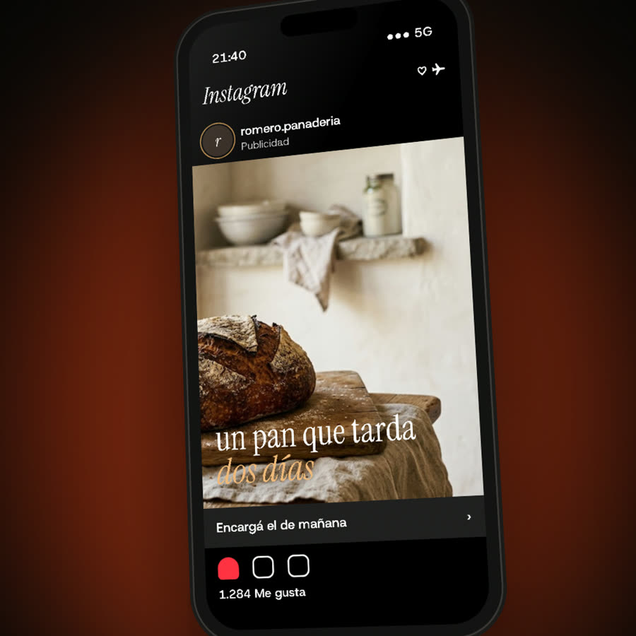 Celular con un anuncio en Instagram
